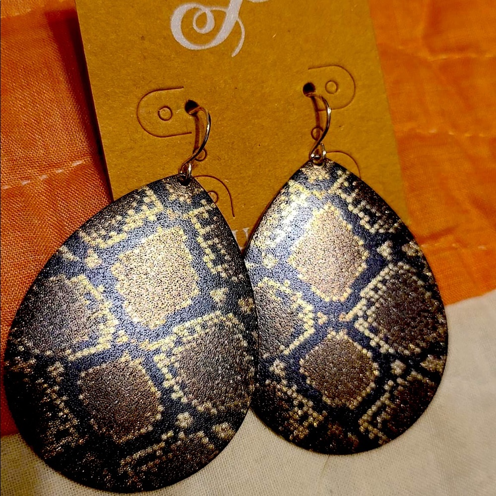 Plunder snake skin design earrings